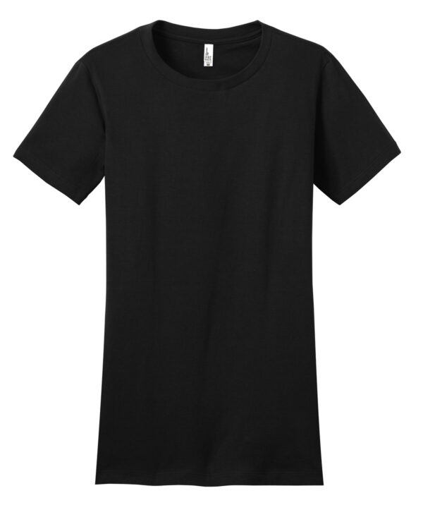 District woman fitted black tee