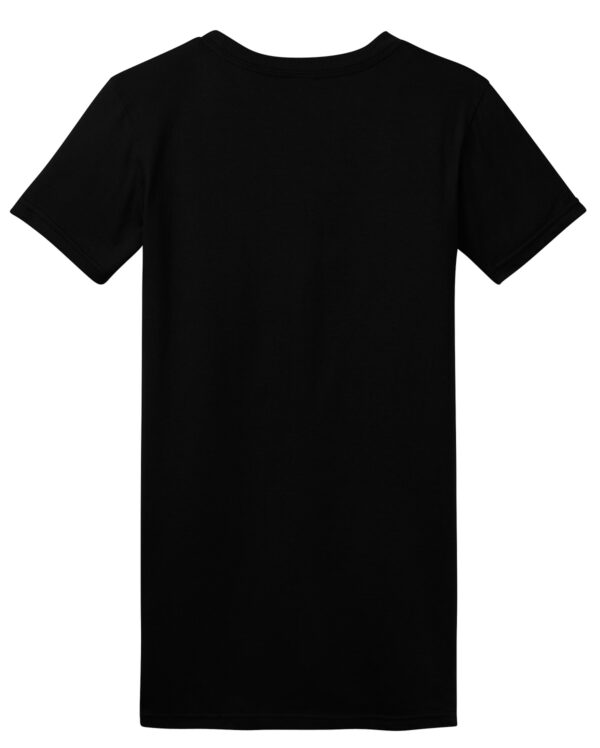 District woman fitted black tee